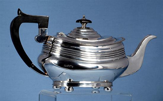 A 1940s silver three piece tea set, by William Bush & Sons, teapot height 156mm, gross weight 41.2oz/1283grms